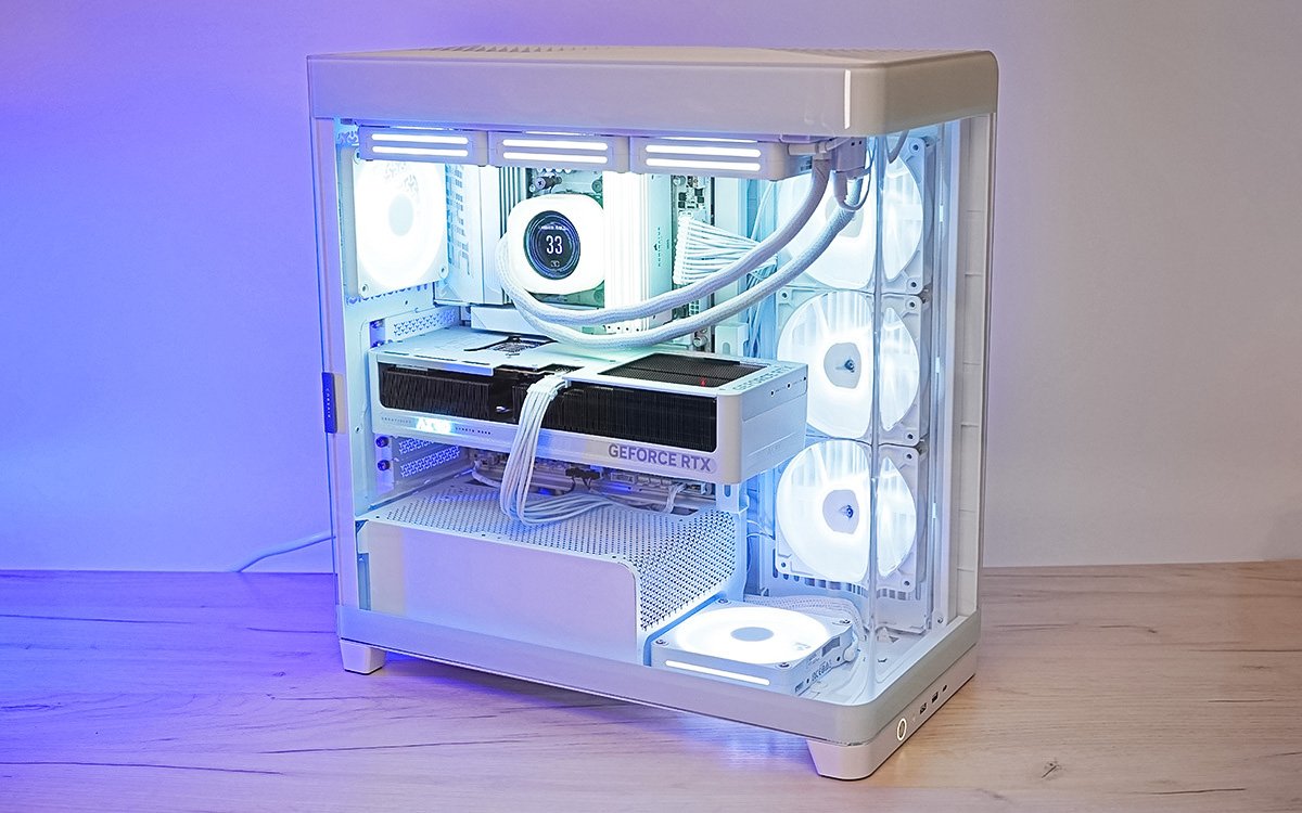 曲面ガラスで更に美しく、CORSAIRのピラーレスケース「FRAME 4500X」で