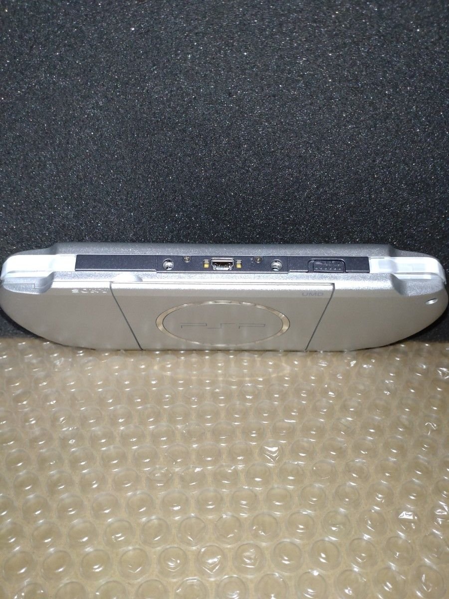 PSP本体 ミスティック シルバー＋カプコンクラシックスコレクション