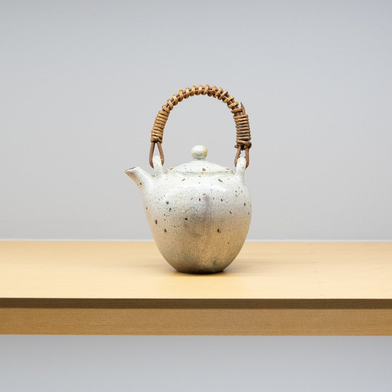 山崎さおり / 炭化粉引 土瓶 中（一点物） – HULS GALLERY TOKYO