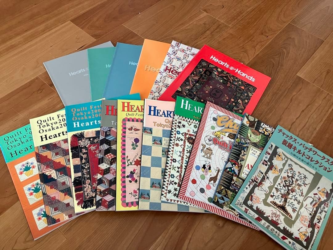 Hearts & Hands 複数冊ほか Collection of 22 woven paper pockets and heart-in-hand love tokens