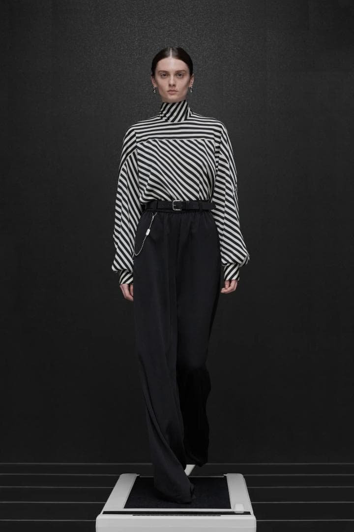 【超美品！】2024HYKEハイク 2024AW 人気ブラウス　1回着用のみ LOOK】HYKE FW 2024 COLLECTION｜特集｜PARIGOT ONLINE（パリゴ