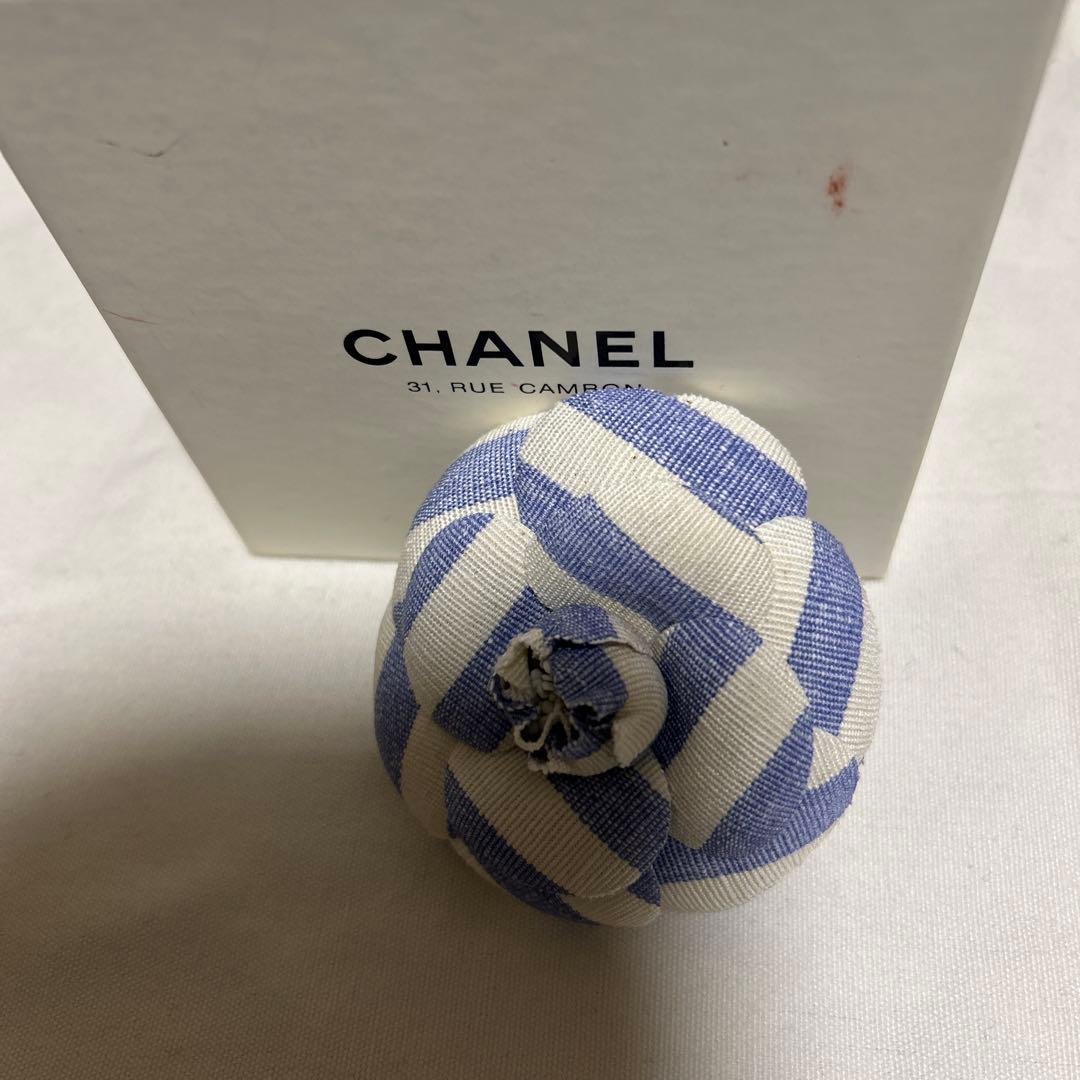 新品　未使用　CHANEL 花形ブローチ 青と白のストライプ CHANEL（シャネル） （新品・未使用品）シャネル ココマーク ブローチ